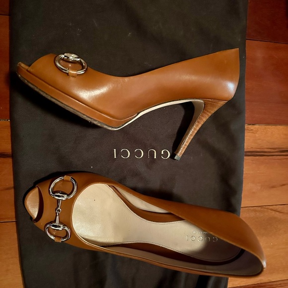 Gucci heels! Size 37.5.In great condition.Minor scuffing at back. - Picture 2 of 4